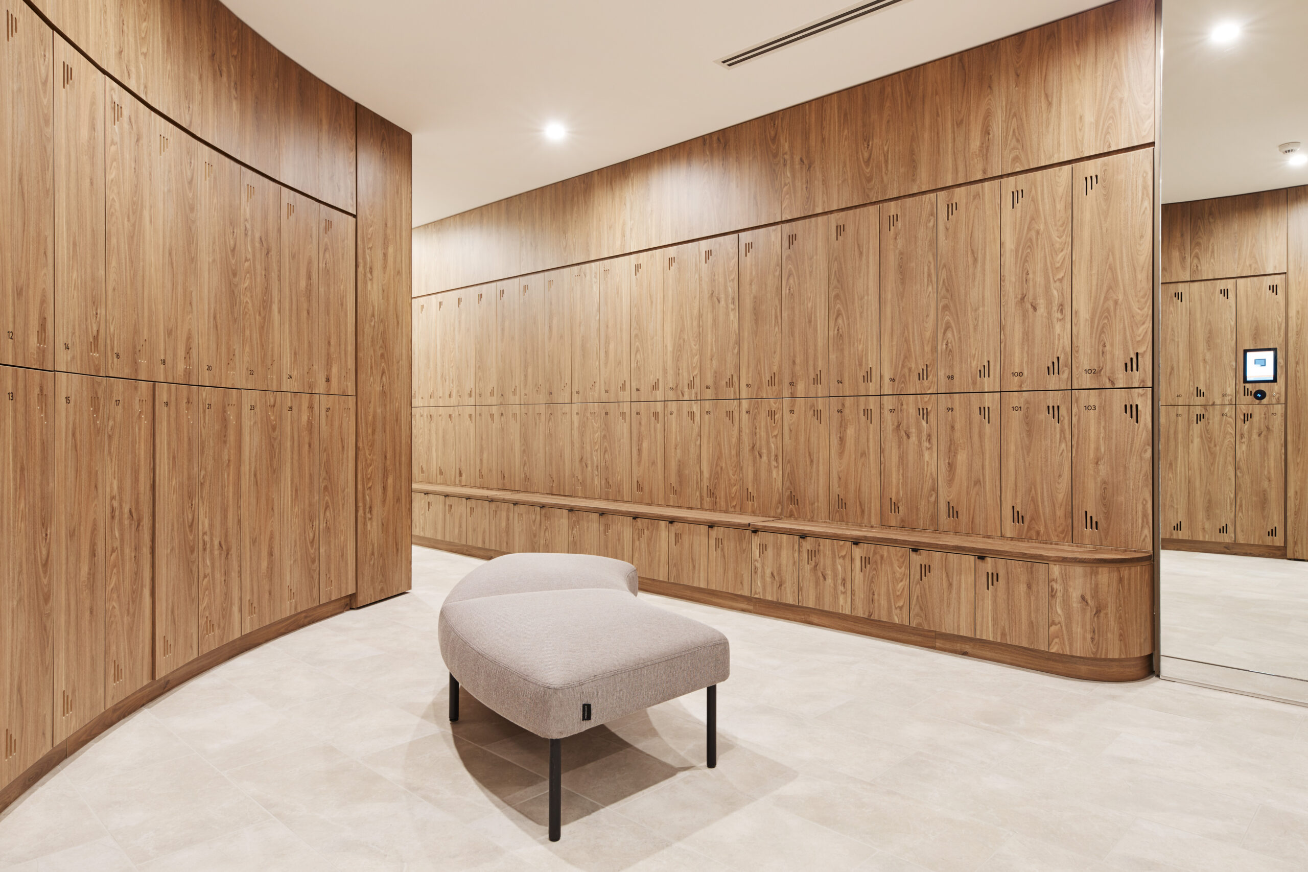 Mix of intergrated and island bench seating