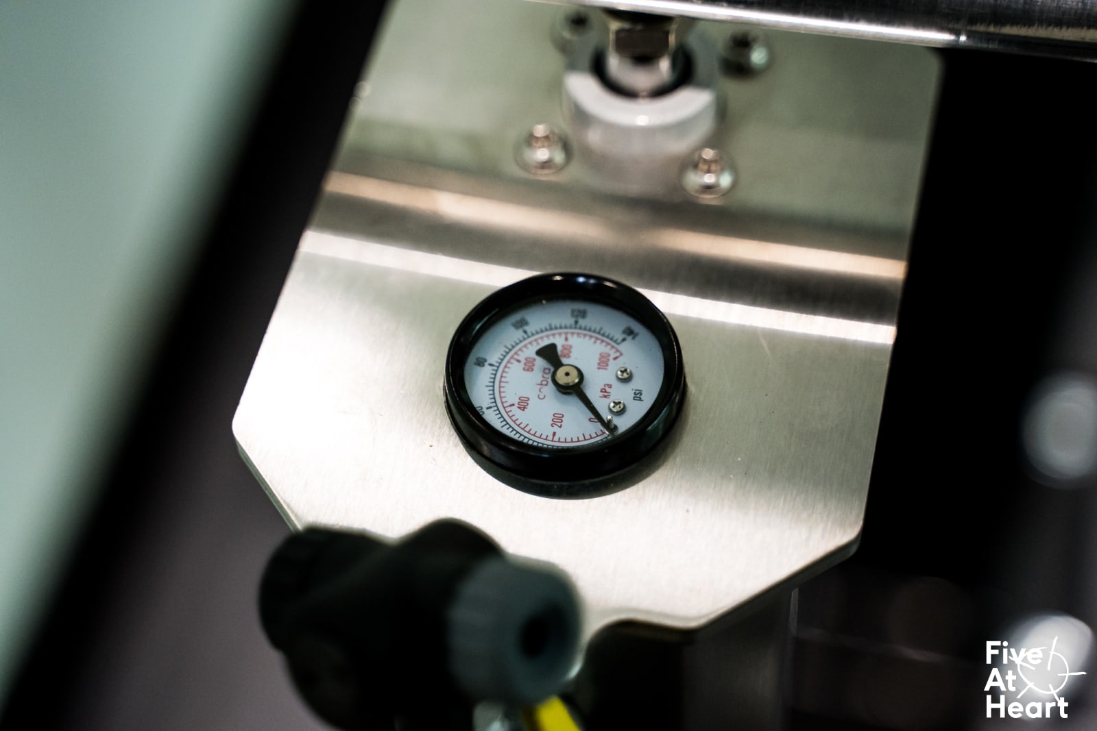 Is a gauge provided so you can easily see what the pressure of your tyres are?
