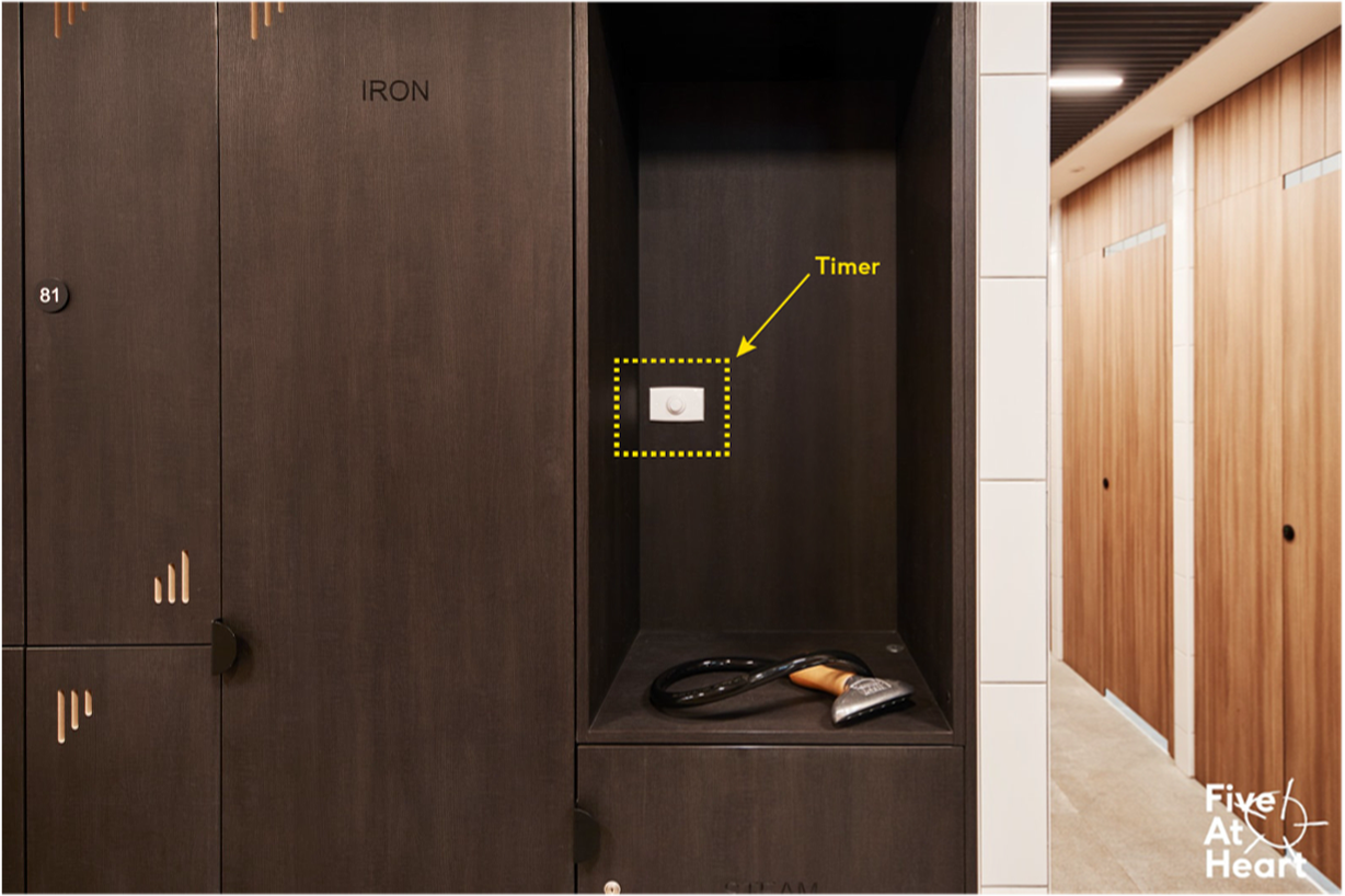 Does the steamer include a timer switch which powers it off after a specified time, located at an accessible height of around 1300mm from the ground?