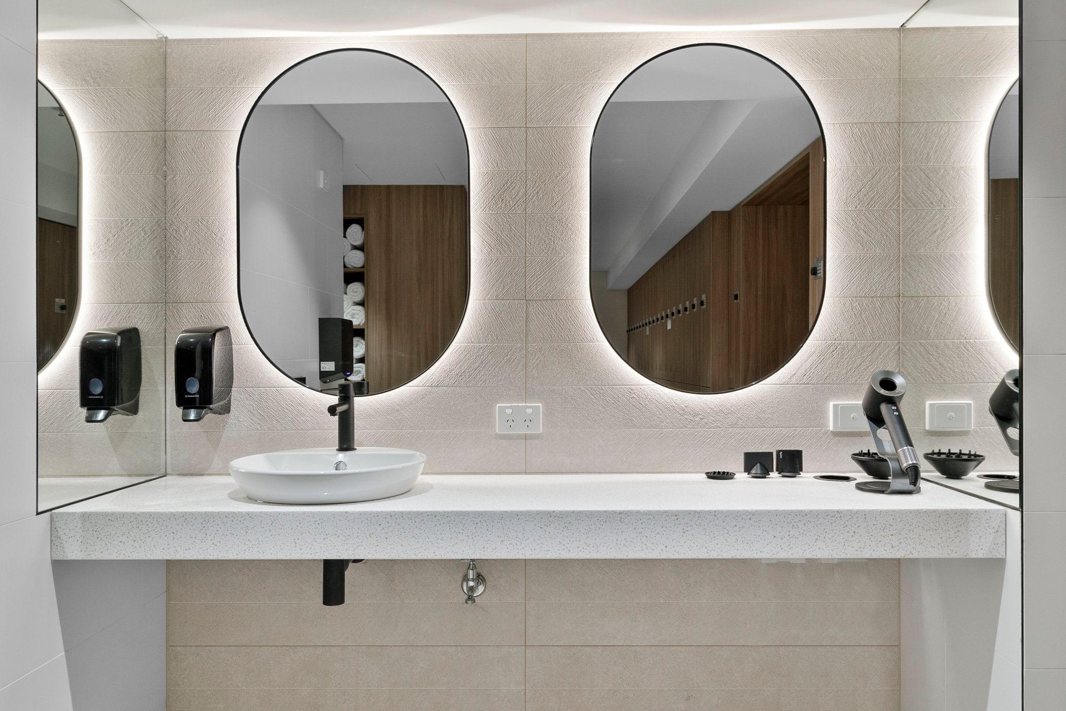 Compact sinks and dry bench (under 1m of dry bench space for every 5 showers)